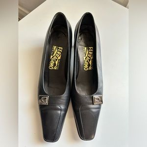 Vintage Ferragamo size 8.5  black leather pumps very good condition